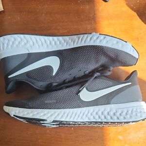 Nike Womens Revolution 5 Show. 12 WIDE. brand New